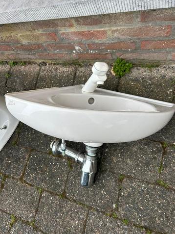Hoek lavabo beschikbaar voor biedingen