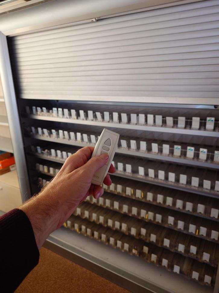 Sigarettenkast met elektrisch rolluik, Zakelijke goederen, Kantoor en Winkelinrichting | Winkel en Inventaris, Ophalen