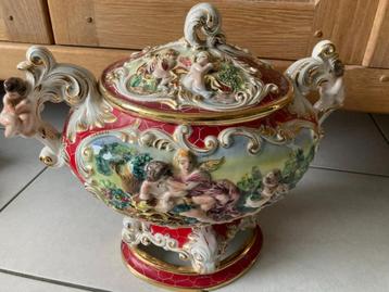Decoratieve porseleinen pot vintage beschikbaar voor biedingen
