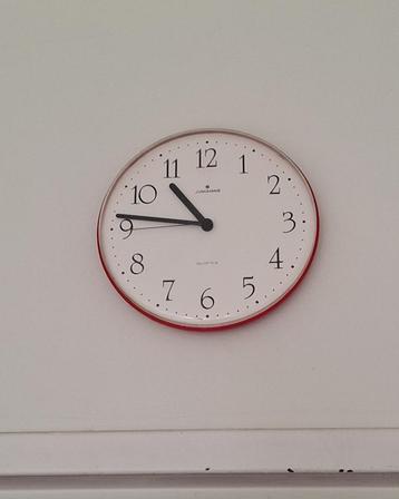 vintage wandklok beschikbaar voor biedingen
