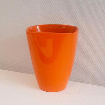 Vintage decoratie van een vaas of pannenlap  beschikbaar voor biedingen