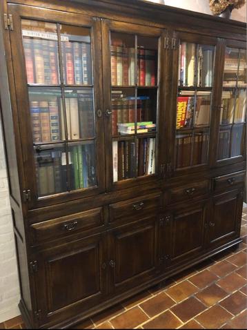Massieve eiken vitrinekast / boekenkast in uitstekende staat beschikbaar voor biedingen
