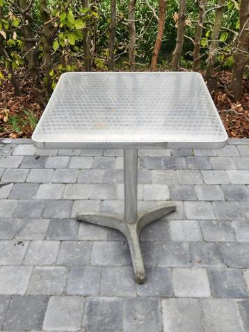 Bistro tafel in aluminium beschikbaar voor biedingen