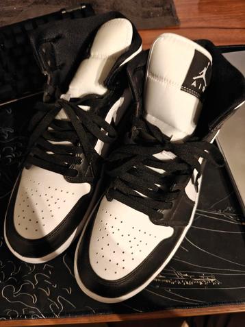 Nike Air Jordan 1 mid Panda M43 beschikbaar voor biedingen