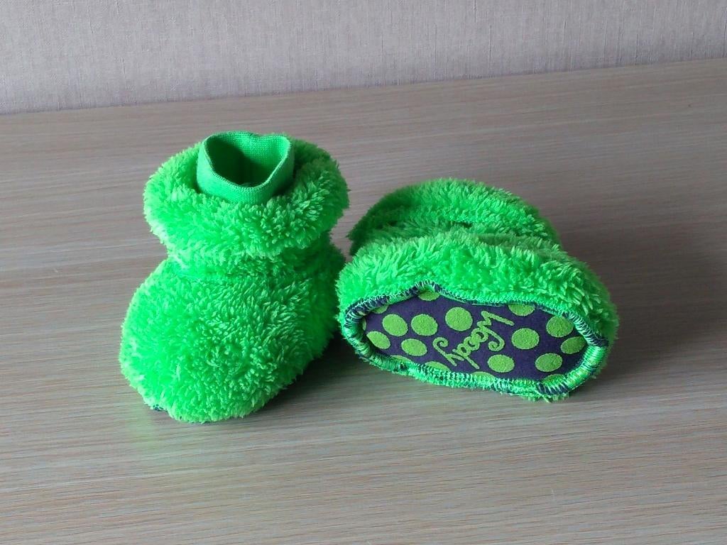 ✩ 0/6M - Woody Pantoffels, Kinderen en Baby's, Babykleding | Schoentjes en Sokjes, Zo goed als nieuw, Jongetje, Slofjes, Ophalen of Verzenden
