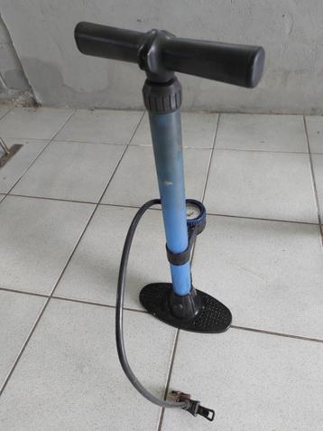 Fietspomp met drukmeter beschikbaar voor biedingen