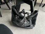 Een zwarte handtas, Handtassen en Accessoires, Tassen | Damestassen, Handtas, Zo goed als nieuw, Zwart, Ophalen
