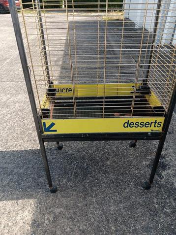 Cage à oiseau disponible aux enchères