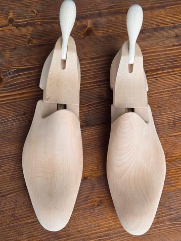Paar luxe massief houten schoenen modelhouder beschikbaar voor biedingen