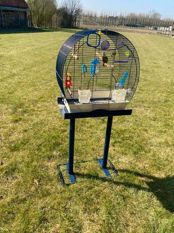 Vogelkooi met staander  beschikbaar voor biedingen