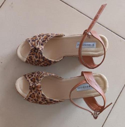 Chaussures compensées léopard 41 NEUF, Kleding | Dames, Schoenen, Nieuw, Pumps, Ophalen of Verzenden