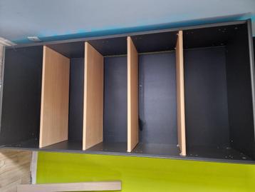 Boekenkast beschikbaar voor biedingen