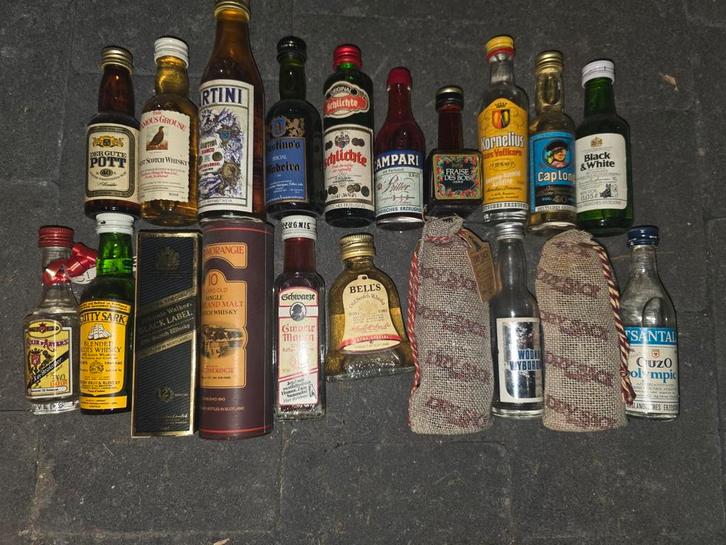 Verzameling vintage miniatuurflesjes – 51 stuks – jaren ’60–, Verzamelen, Biermerken, Zo goed als nieuw, Flesje(s), Ophalen