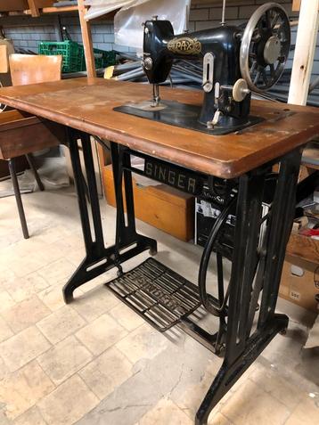 Antieke naaimachine  beschikbaar voor biedingen