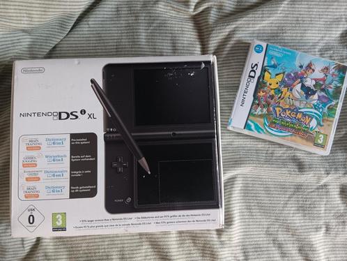 Nintendo DS XL + game Pokémon, Games en Spelcomputers, Spelcomputers | Nintendo DS, Zo goed als nieuw, DS Lite, Overige kleuren