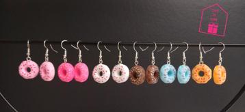 Donuts oorbelletjes in verschillende kleuren.