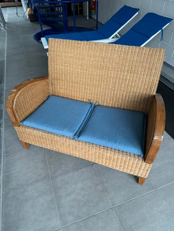 Vintage rieten 2-persoons bank met 2 kussens beschikbaar voor biedingen