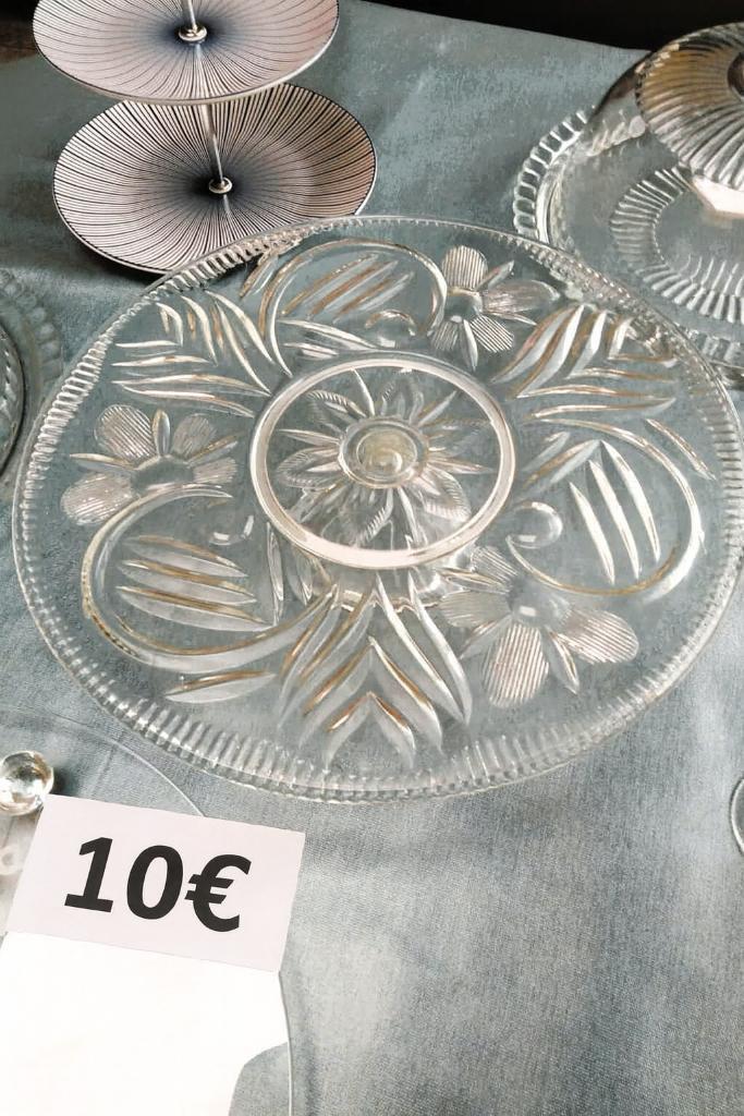 Geëtste glazen taartschotel., Antiek en Kunst, Antiek | Glaswerk en Kristal, Ophalen of Verzenden