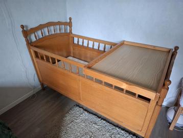 Antiek babybed beschikbaar voor biedingen