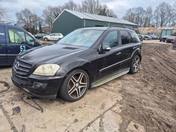 Plaatwerk (diversen) van een Mercedes ML-Klasse beschikbaar voor biedingen