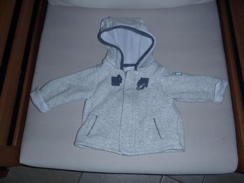 grijs vest + capuchon maat 62, Kinderen en Baby's, Babykleding | Maat 62, Zo goed als nieuw, Jongetje, Overige typen, Ophalen
