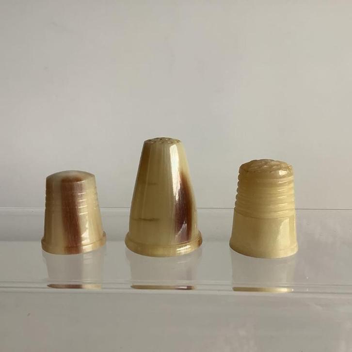 3 leuke vintage vingerhoedjes uit hoorn, Verzamelen, Vingerhoedjes, Ophalen of Verzenden