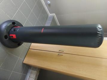 Boksbal met handschoenen beschikbaar voor biedingen