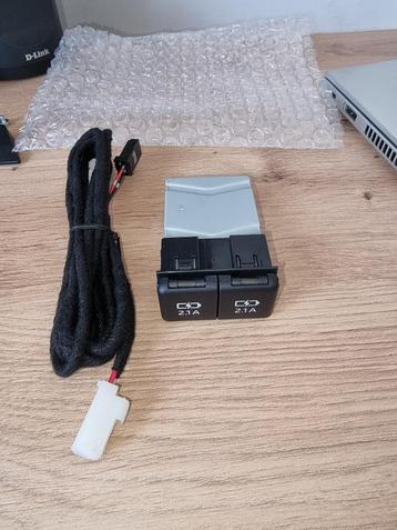 USB Quick Charger (middenconsole achteraan) voor Toyota RAV4