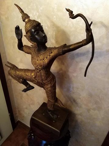 Oude bronzen thaise krijger met boog