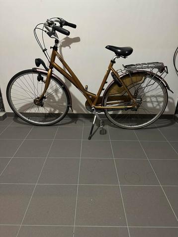 Damesfiets in goede staat beschikbaar voor biedingen