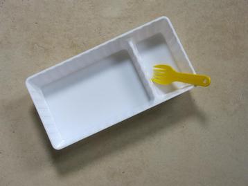 Een frietbakje in stevig plastiek beschikbaar voor biedingen