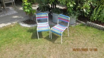   2  kinderstoelen multi color vintage  beschikbaar voor biedingen