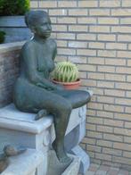 Standbeeld van een naakte vrouw zittend in brons met groene, Tuin en Terras, Nieuw, Overige materialen, Overige typen, Ophalen of Verzenden