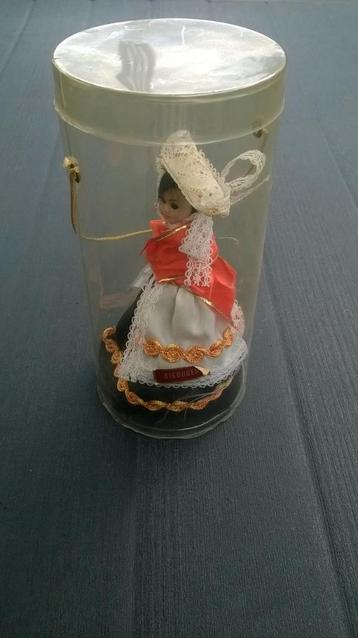 Bigouden poppetje vrouwelijk beschikbaar voor biedingen