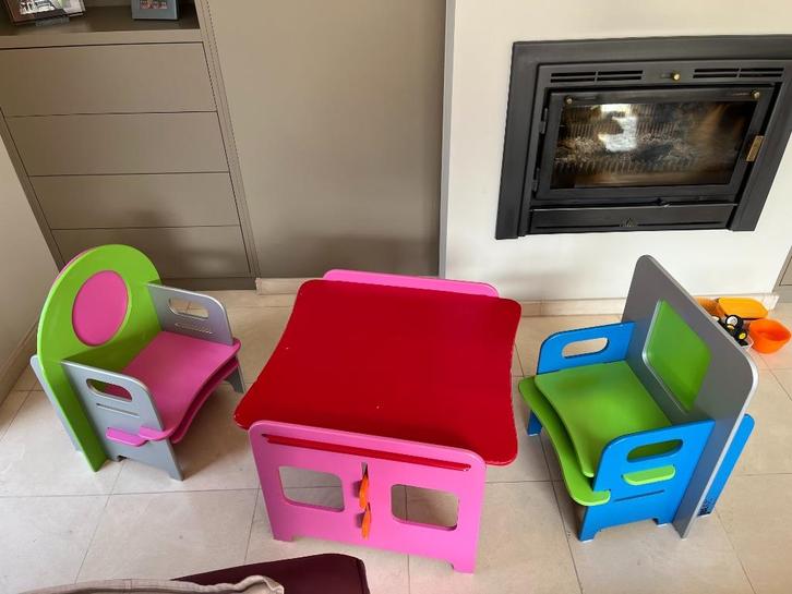 2 kleurrijke kleuterstoelen met tafeltje, Kinderen en Baby's, Kinderkamer | Tafels en Stoelen, Gebruikt, Tafel(s) en Stoel(en)