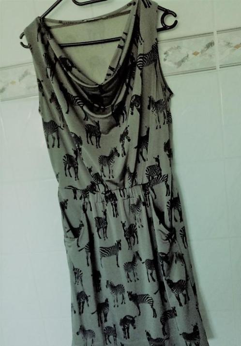 Jacqueline Riu : khaki jurk , speels kleed zebra , mt M, Kleding | Dames, Jurken, Zo goed als nieuw, Maat 38/40 (M), Zwart, Knielengte