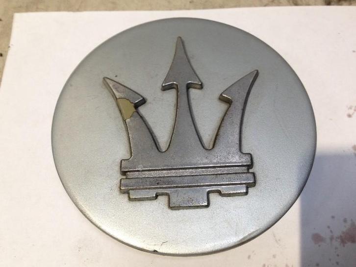EMBLEEM in de c stijl Maserati Biturbo (01-1981/12-1995), Auto-onderdelen, Overige Auto-onderdelen, Maserati, Gebruikt