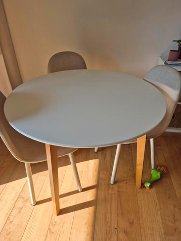 Eettafel + stoelen beschikbaar voor biedingen