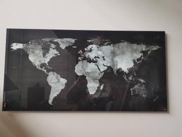 Magneetbord en glas wereldkaart beschikbaar voor biedingen