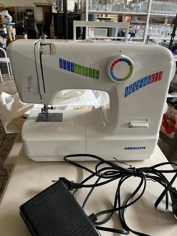 Nieuwe Medion Naaimachine met voetpedaal en beschermhoes beschikbaar voor biedingen