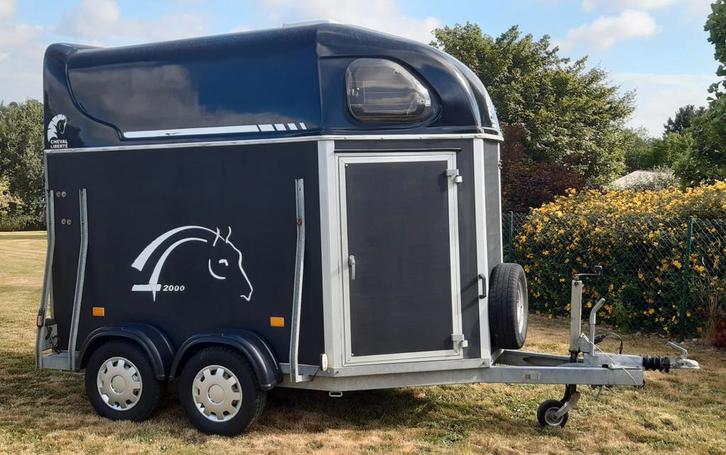 Van Cheval Liberté 2 chevaux avec porte avant, Dieren en Toebehoren, Paarden en Pony's | Trailers en Aanhangwagens, Zo goed als nieuw