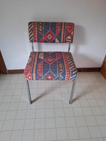 Retro-vintage stoel met kleurrijke bekleding beschikbaar voor biedingen