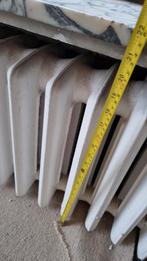 12 onversierde gietijzeren radiatoren van ca. 1600 kg