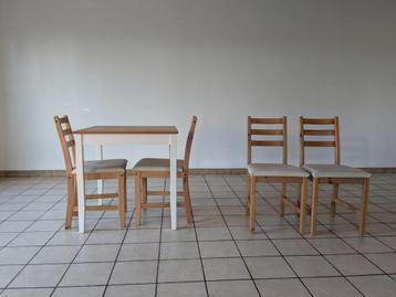 Keukentafel en 4 passende stoelen beschikbaar voor biedingen