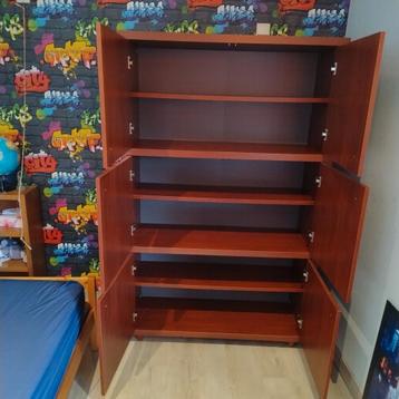 Stevige kast kleur akachou met 6 deuren en 3 legplanken  beschikbaar voor biedingen