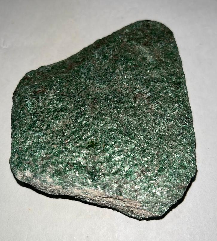 epidote-/chloriet‑rijke greenstone/greenschist - 169 gram, Bijoux, Sacs & Beauté, Pierres précieuses, Neuf, Enlèvement ou Envoi