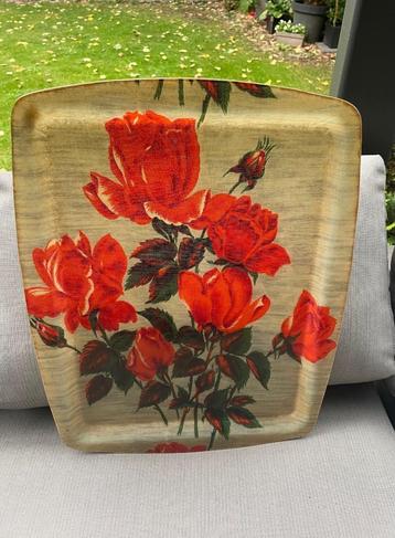 Dienblad versierd met mooie rozen met vintage charme beschikbaar voor biedingen