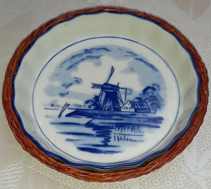 Antieke schaal / bord in mand met decoratie 16cm d, Antiek en Kunst, Antiek | Servies los, Ophalen of Verzenden