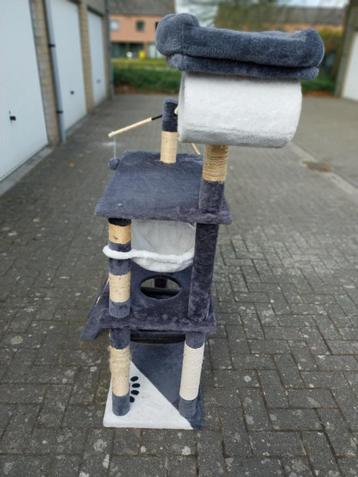 Twee krabpalen voor de kat beschikbaar voor biedingen