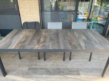 Tuintafel beschikbaar voor biedingen